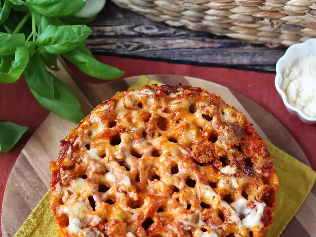 Rigatoni-Auflauf aus dem Ofen mit Wurst, Bechamelsauce und Mozzarella - foto 3