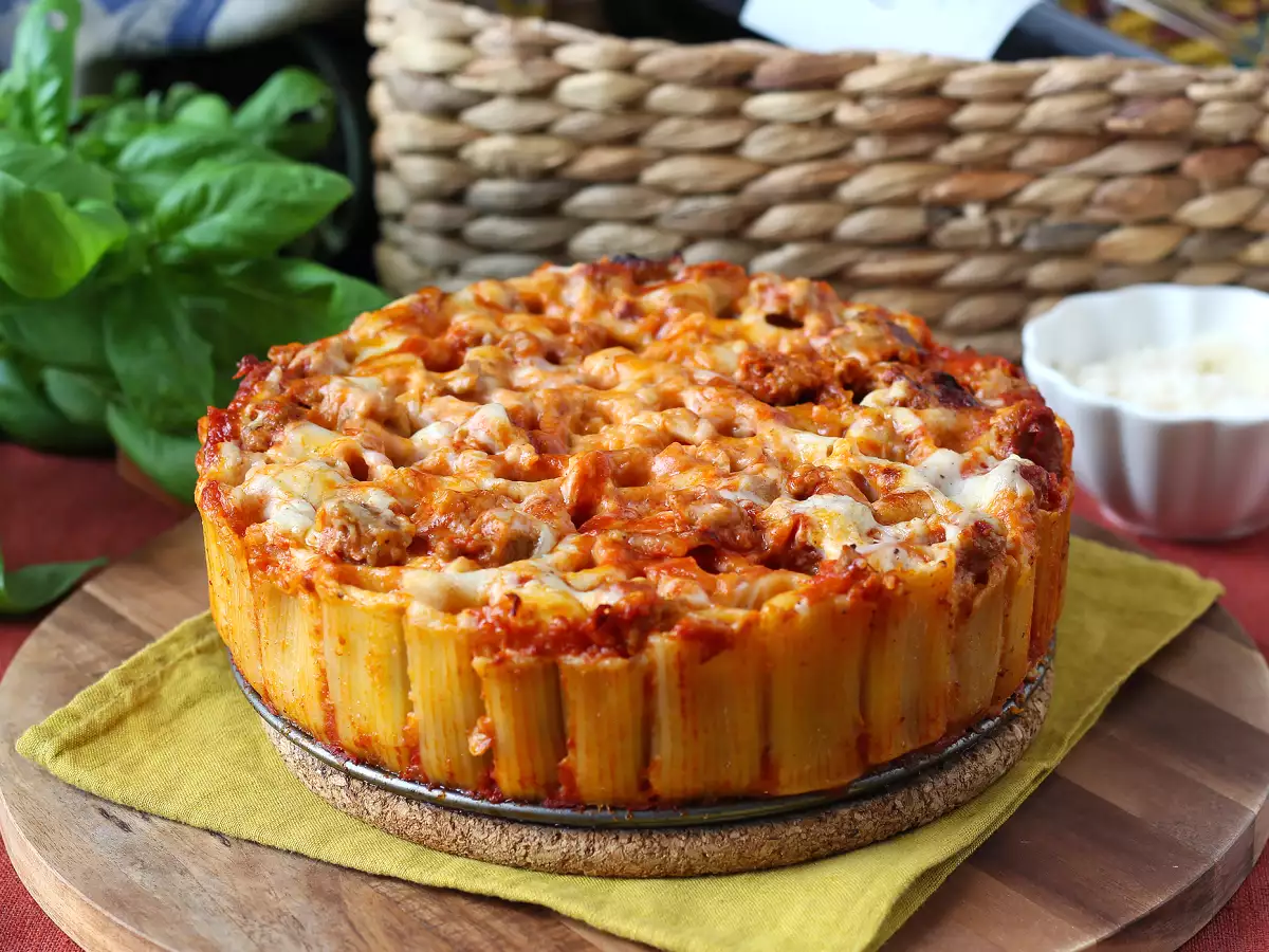 Rigatoni-Auflauf aus dem Ofen mit Wurst, Bechamelsauce und Mozzarella - foto 4