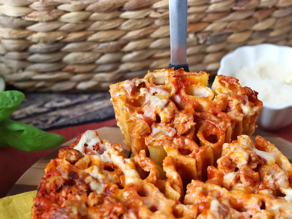 Rigatoni-Auflauf aus dem Ofen mit Wurst, Bechamelsauce und Mozzarella - foto 6
