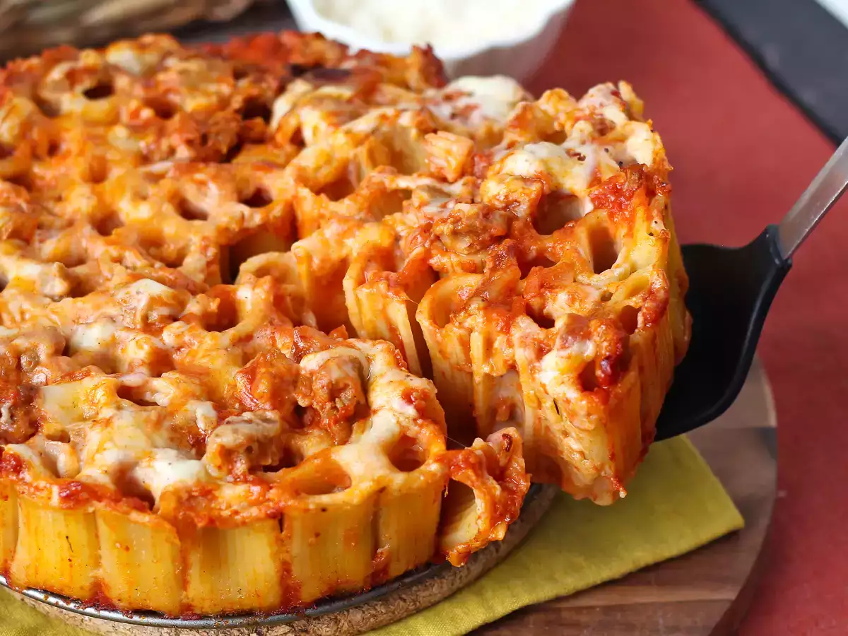 Rigatoni-Auflauf aus dem Ofen mit Wurst, Bechamelsauce und Mozzarella - foto 7