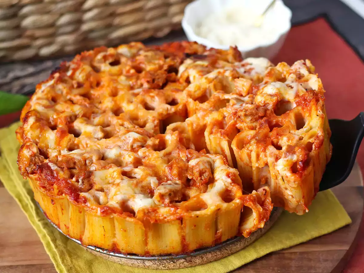 Rigatoni-Auflauf aus dem Ofen mit Wurst, Bechamelsauce und Mozzarella - foto 8