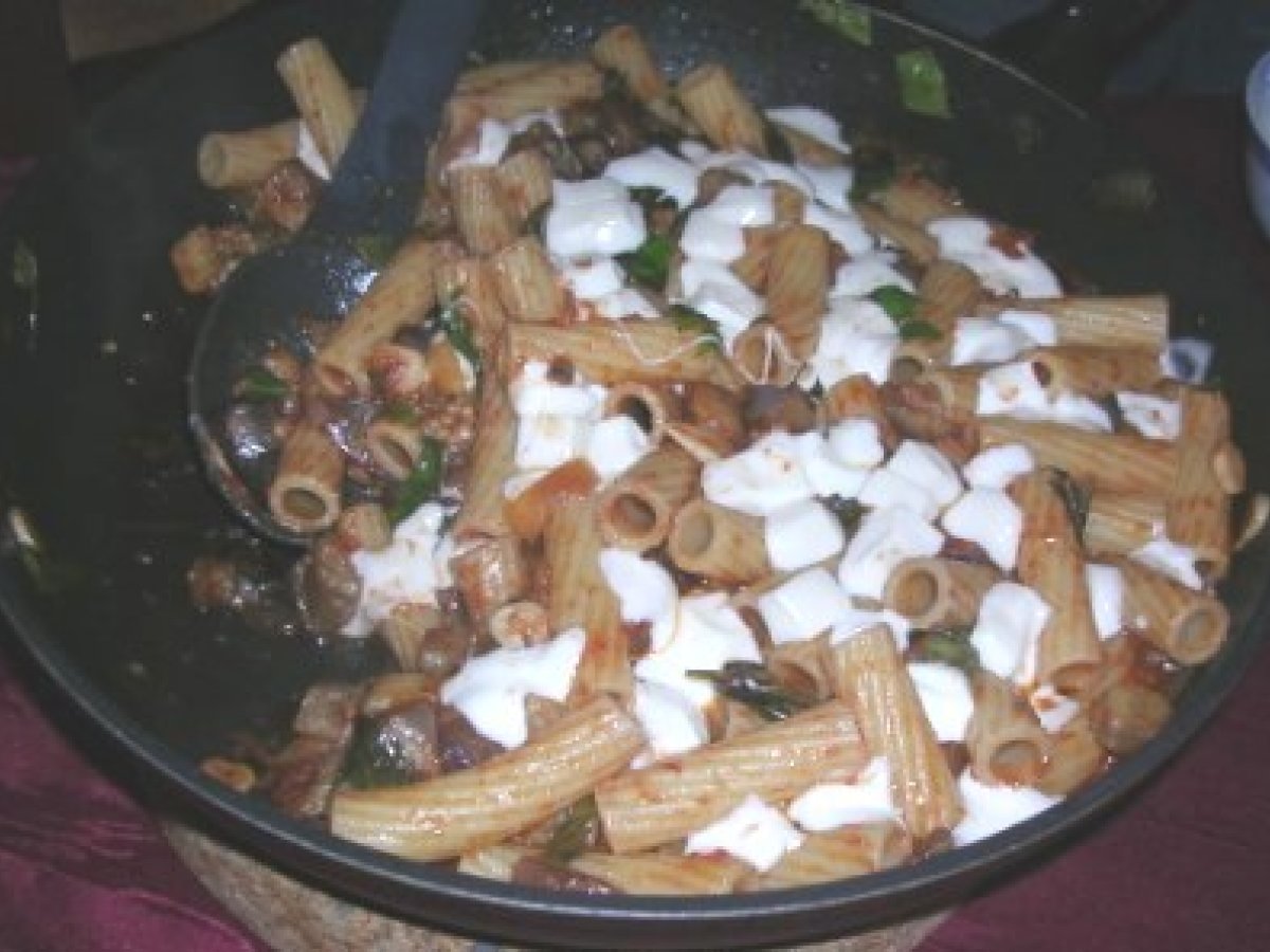 Rigatoni mit Auberginen und Mozzarella