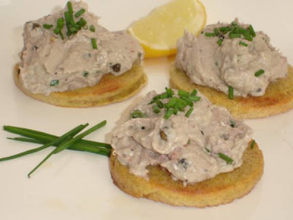 Rillette aus frischen Sardinen mit grünem Pfeffer und Whisky auf Blinis