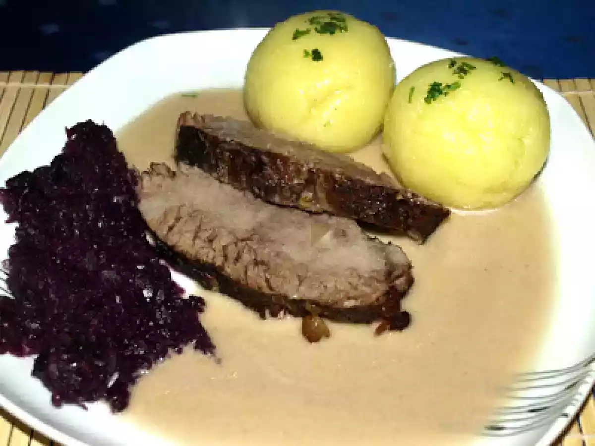 Rinderbraten mit Trollinger-Sahnesoße, Klößen und Blaukraut