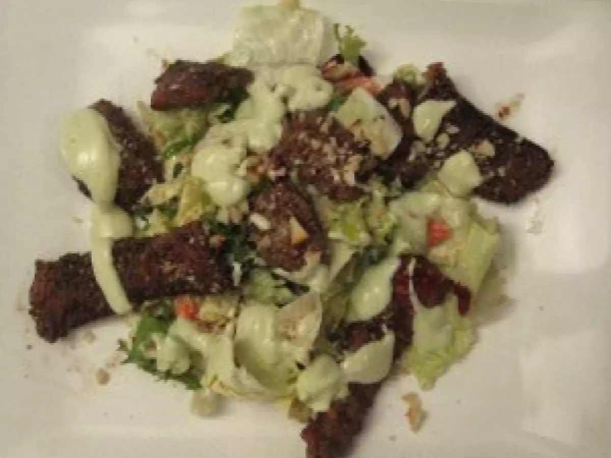 Rinderfiletscheiben auf Salat mit Avocadodressing