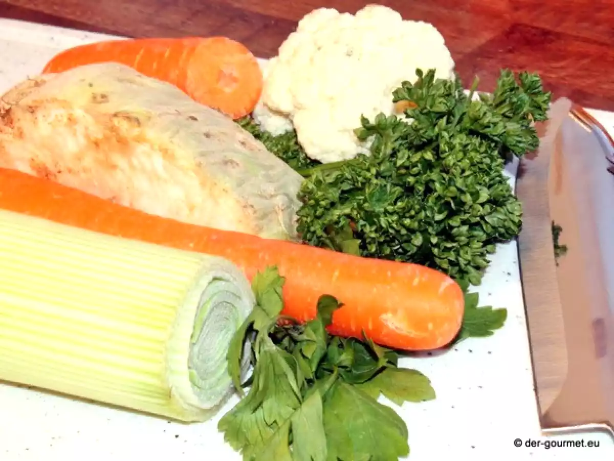 Rindfleischsuppe mit frischen Gemüse - foto 2