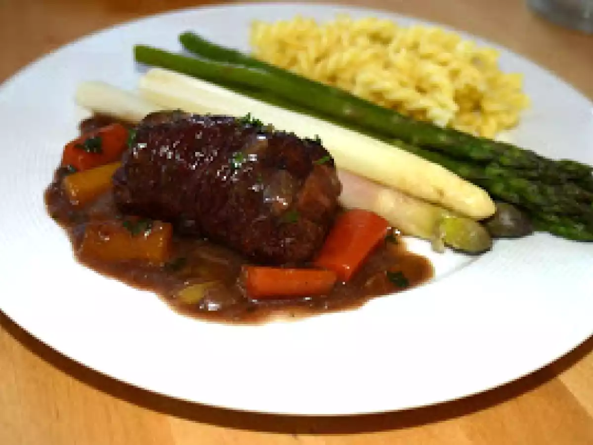 Rindlfeischvogel mit Spargel als Begleiter