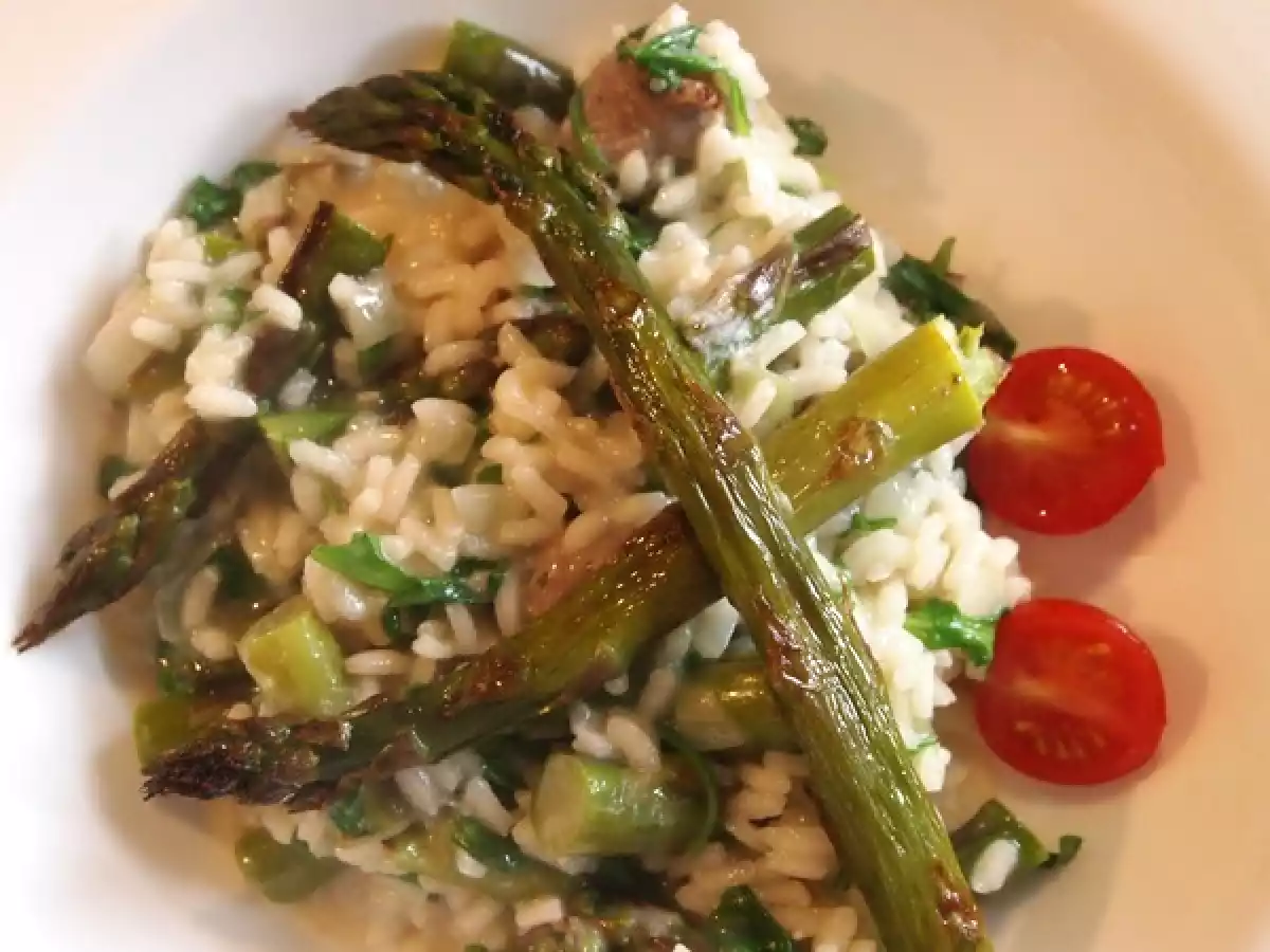 Risotto mit gebackenem Spargel, Bratwurst und Rauke