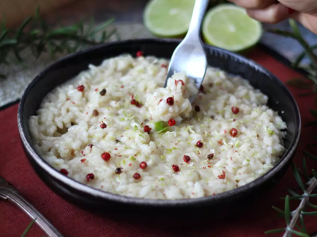 Risotto mit Limette und rosa Pfeffer: elegantes vegetarisches Rezept für besondere Abendessen