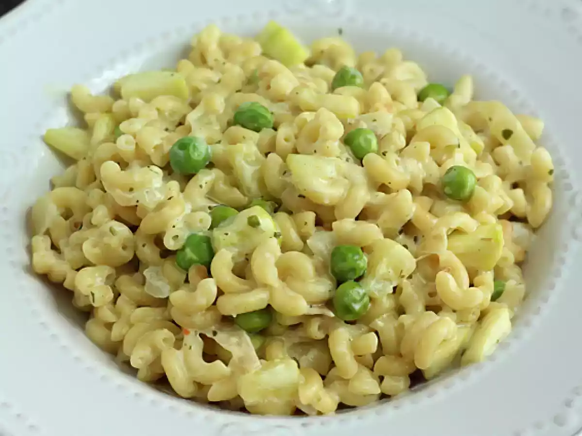 Risotto mit Nudeln, Erbsen, Zucchini, Knoblauch und Kräuterkäse - foto 2