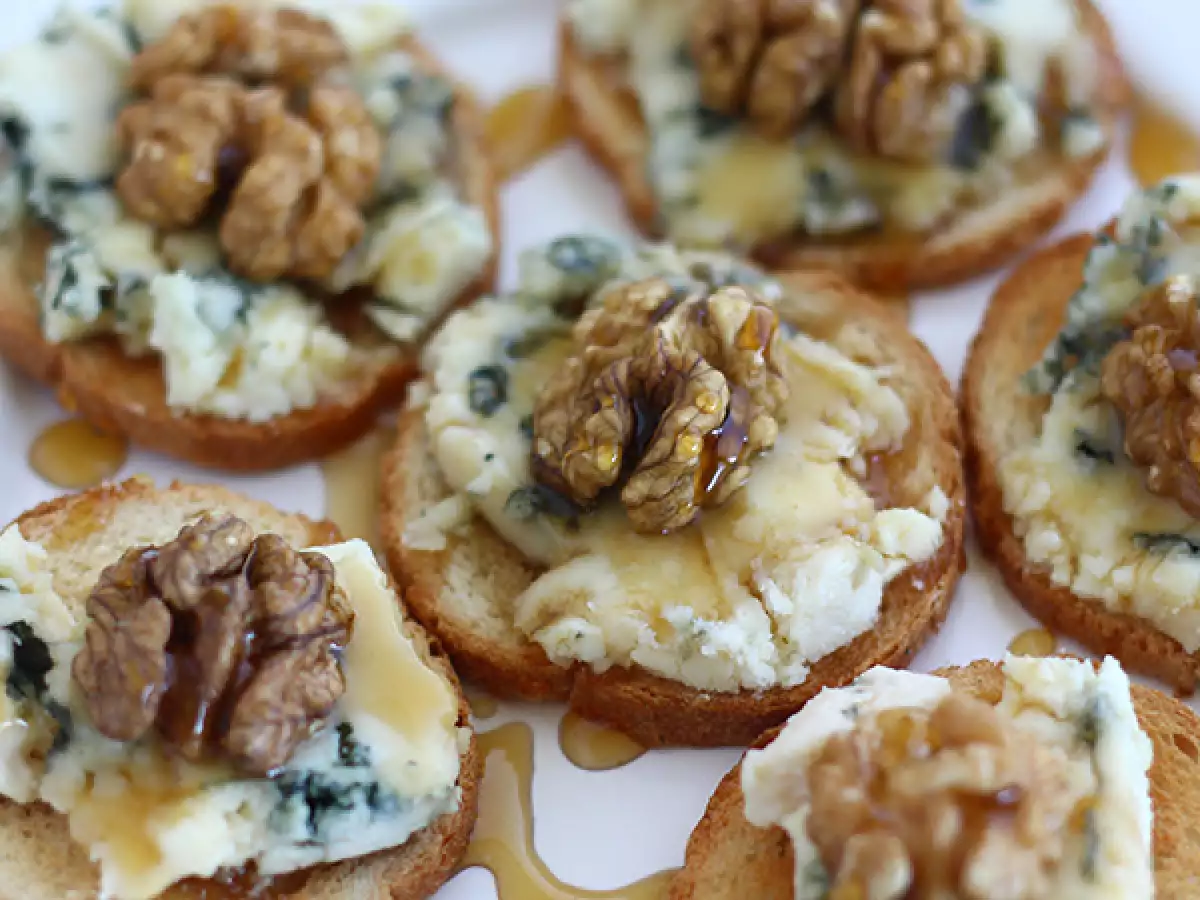 Roquefort-Toast mit Walnüssen und Honig - foto 2
