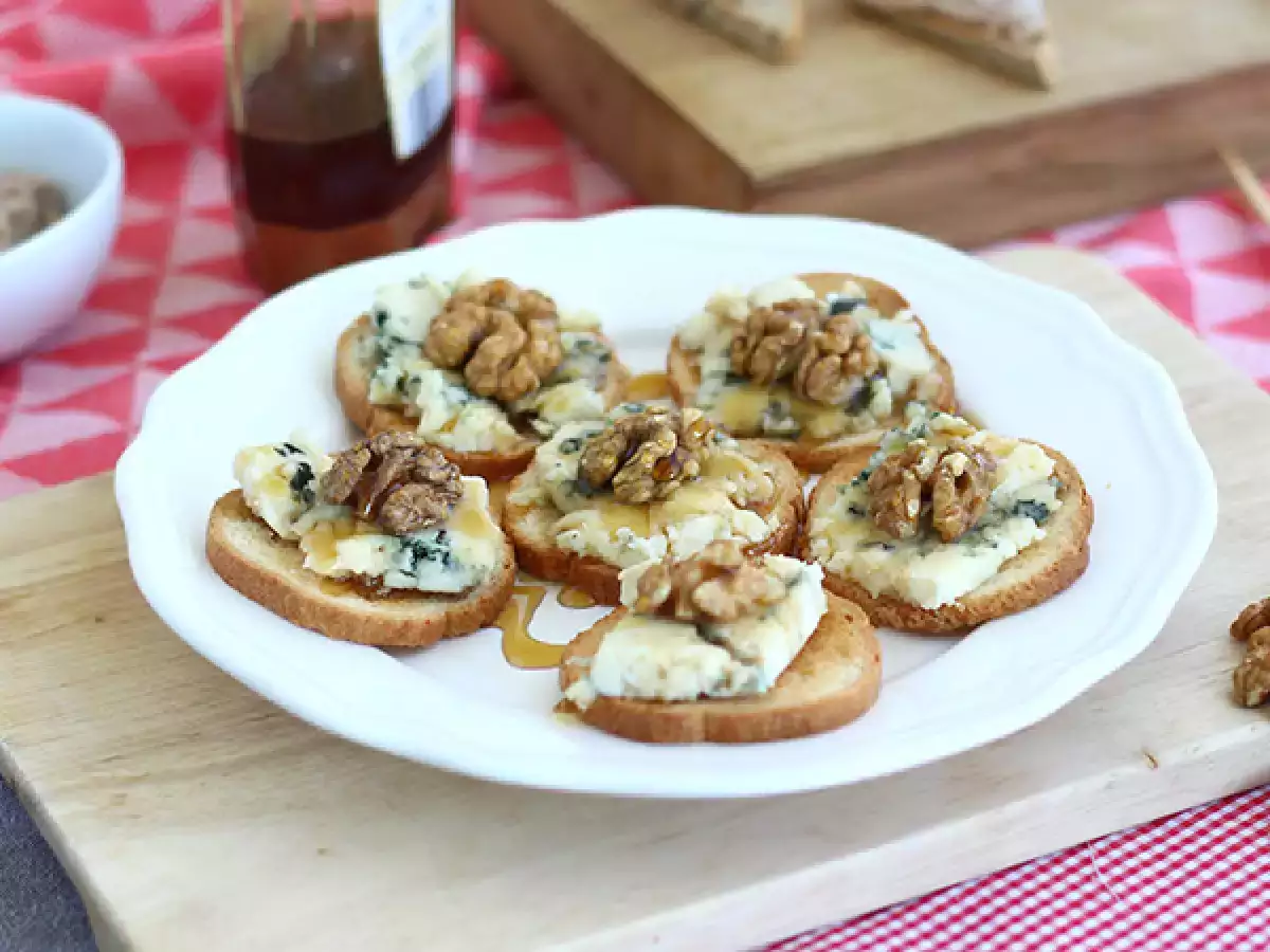 Roquefort-Toast mit Walnüssen und Honig - foto 3