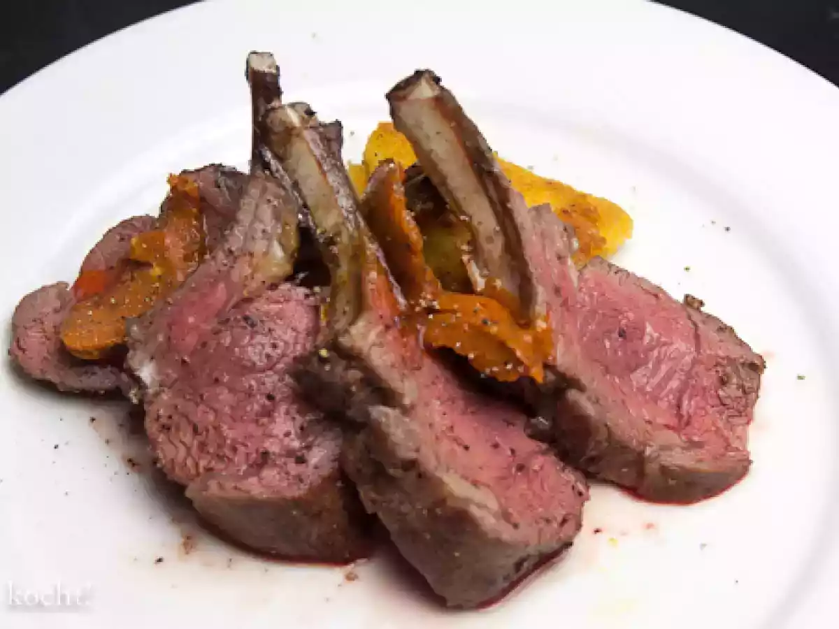 Rosa gebratene Lammkrone mit Kräuterbutter und Polenta