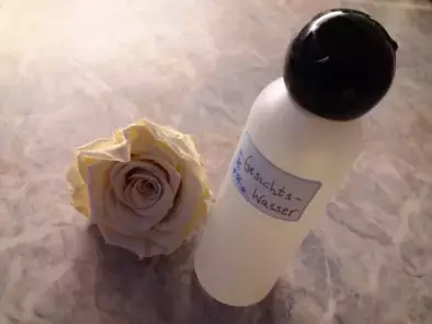 Rosen-Gesichtswasser für trockene und sensible Haut