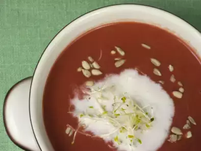 Rote Beete-Apfel-Meerettich-Suppe mit Kokosmilch (V)
