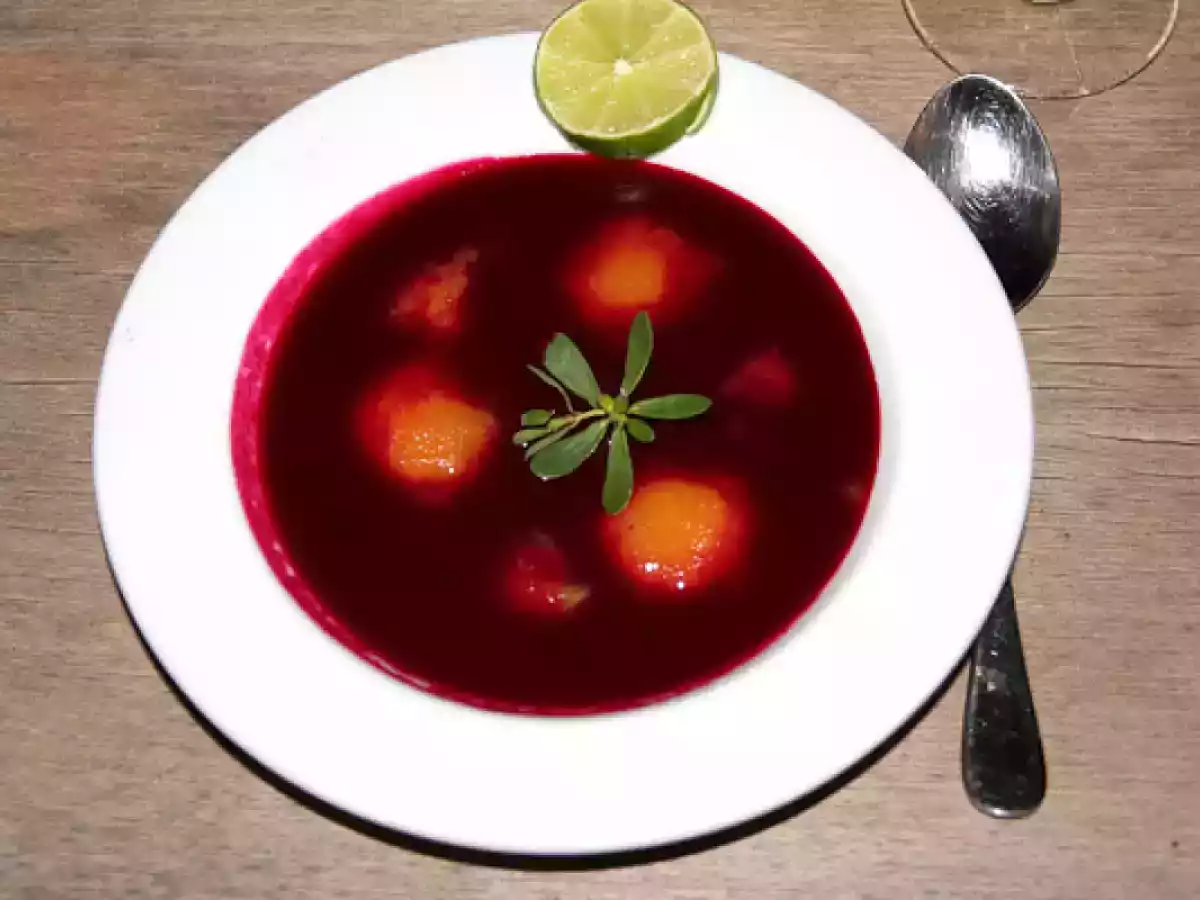 Rote Beete Kaltschale mit Campari und Orangeneiswürfeln