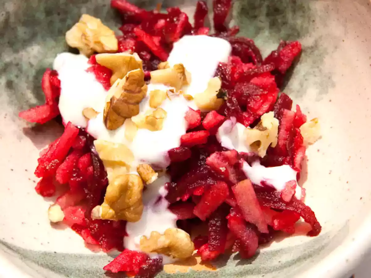 Rote Bete & Apfel Salat mit Joghurt Dressing