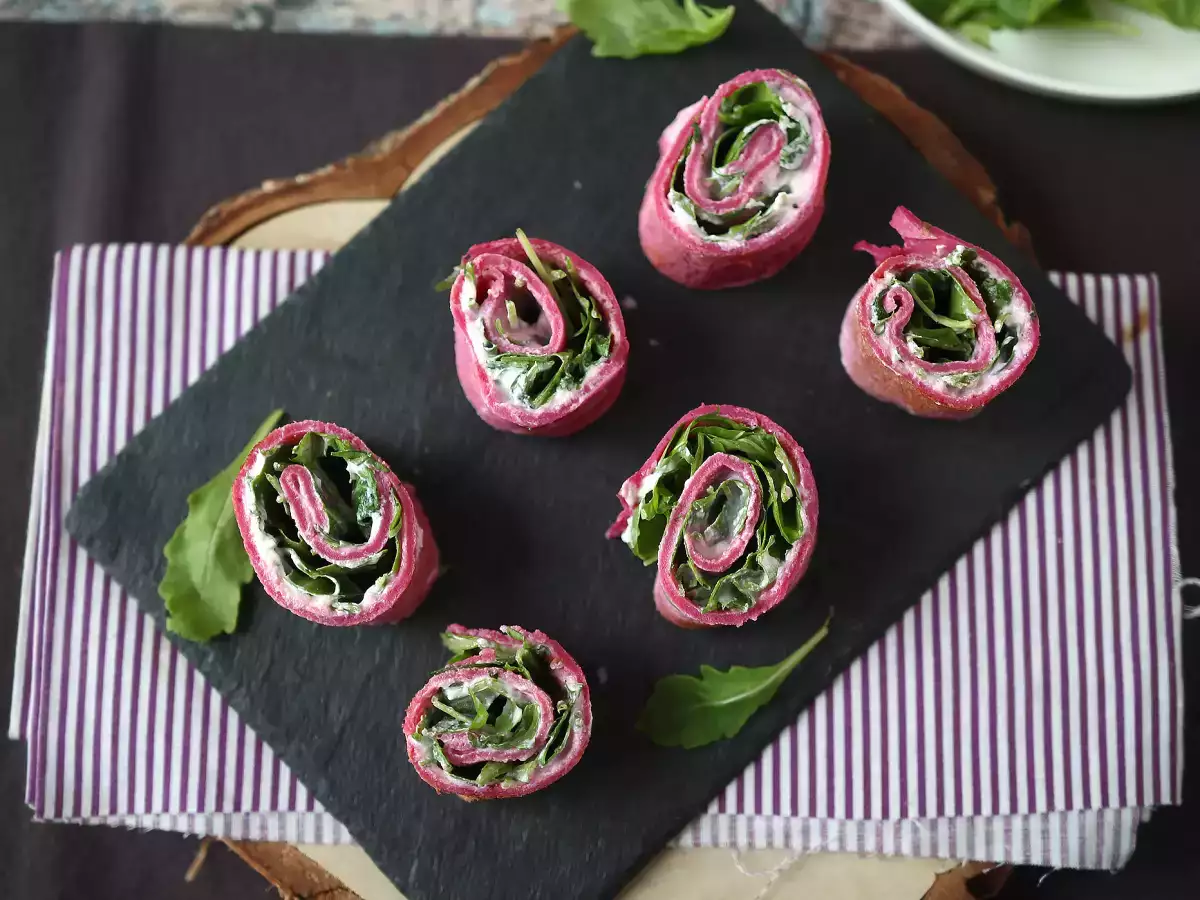 Rote-Bete-Crêpes-Röllchen mit Ricotta und Rucola - foto 6