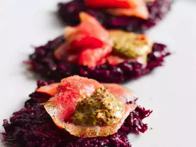 Rote Bete Puffer mit Graved Lachs