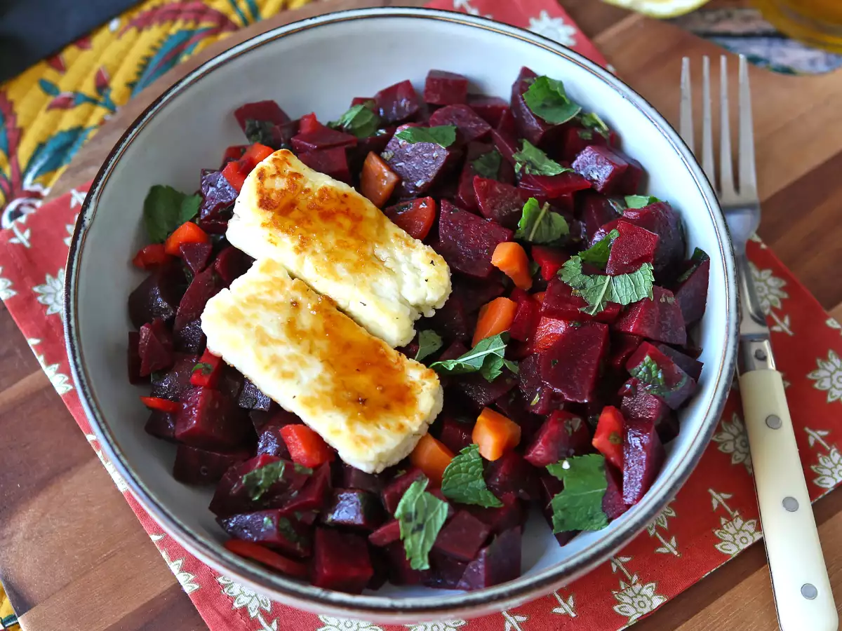Rote-Bete-Salat mit gegrilltem Halloumi