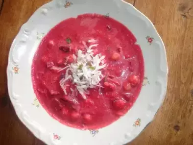 Rote-Bete-Suppe mit Kichererbsen und Kokosnuß