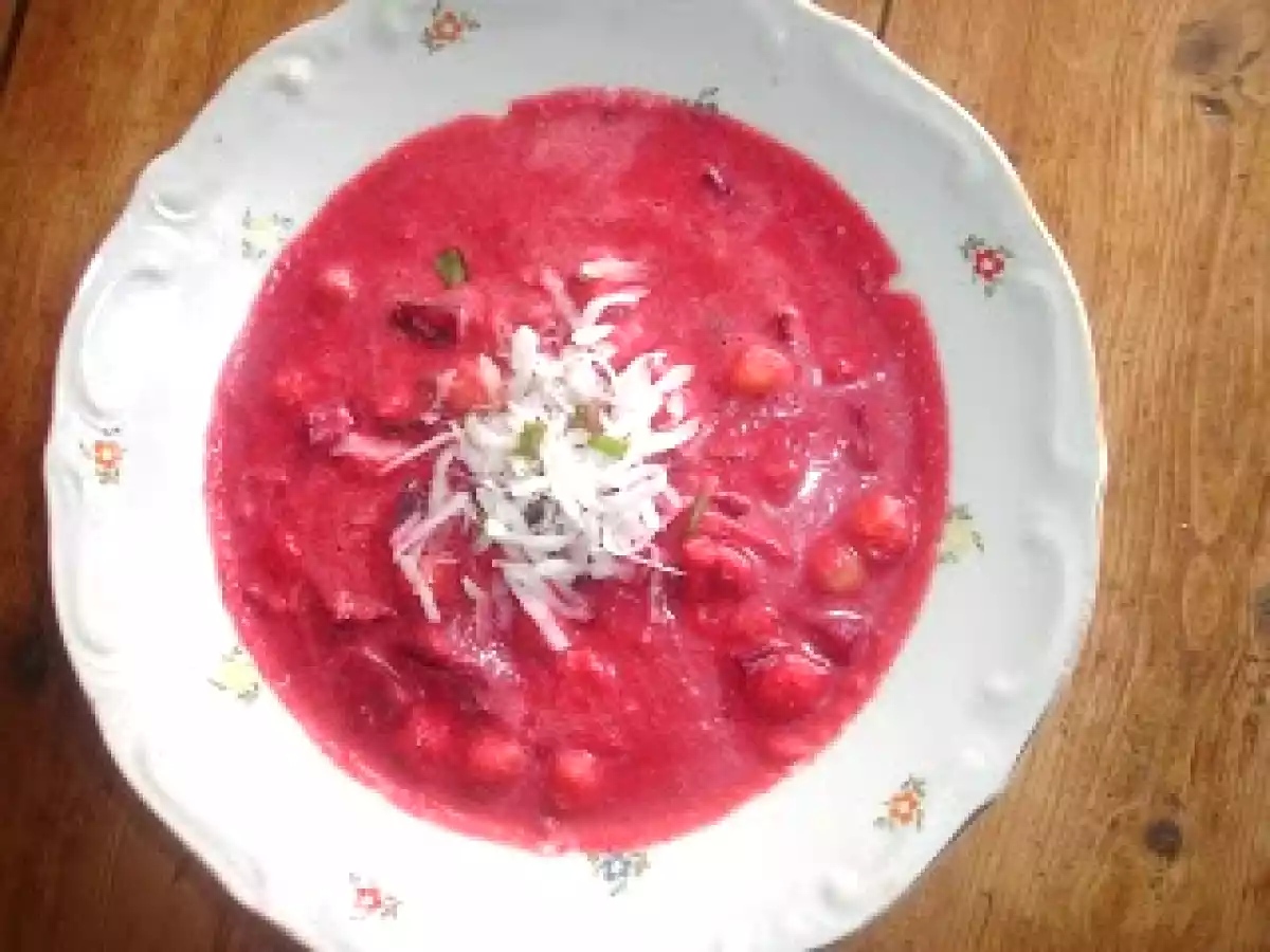 Rote-Bete-Suppe mit Kichererbsen und Kokosnuß