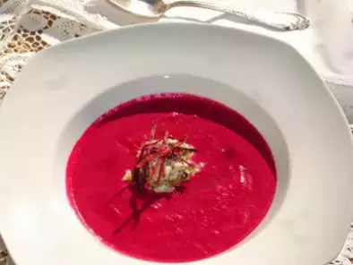 Rote Bete Suppe mit Walnusspesto und Haar vom rothaarigen Engel