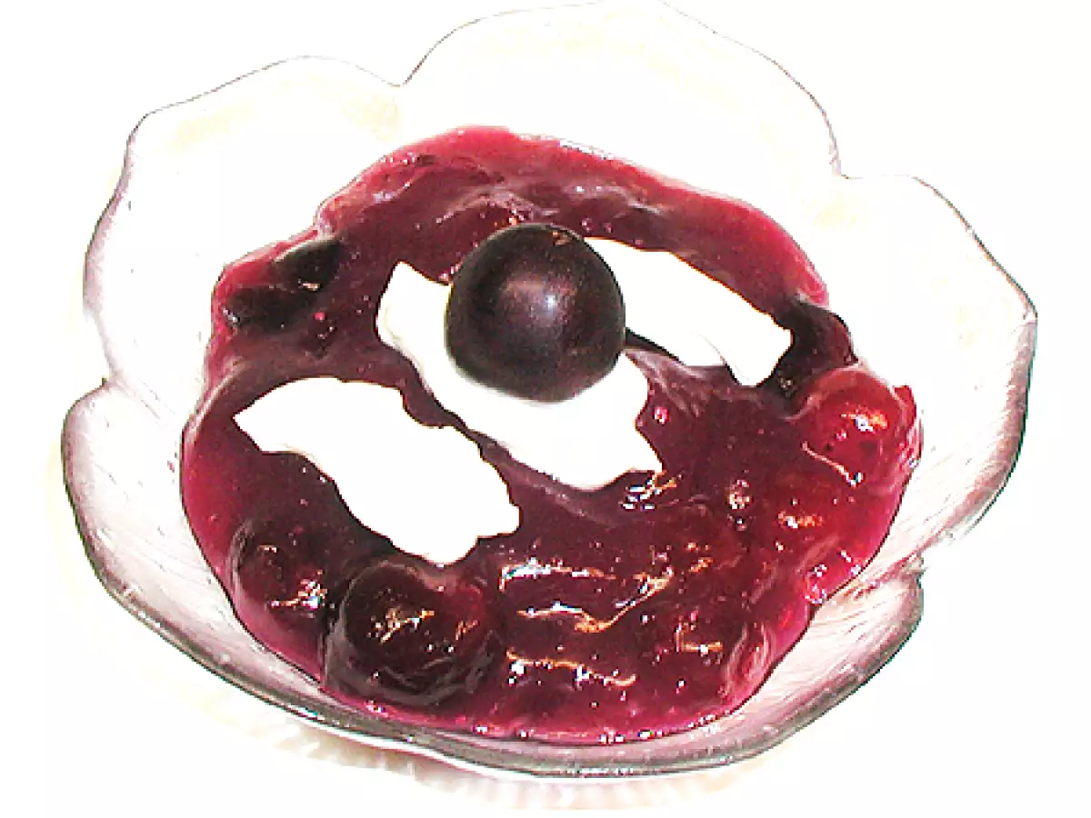 Rote Grütze mit dunkelroten Kirschen