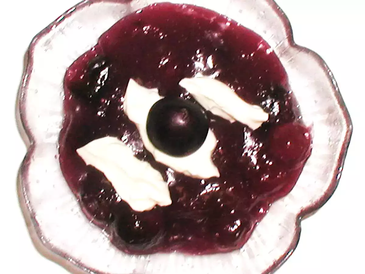 Rote Grütze mit dunkelroten Kirschen - foto 2