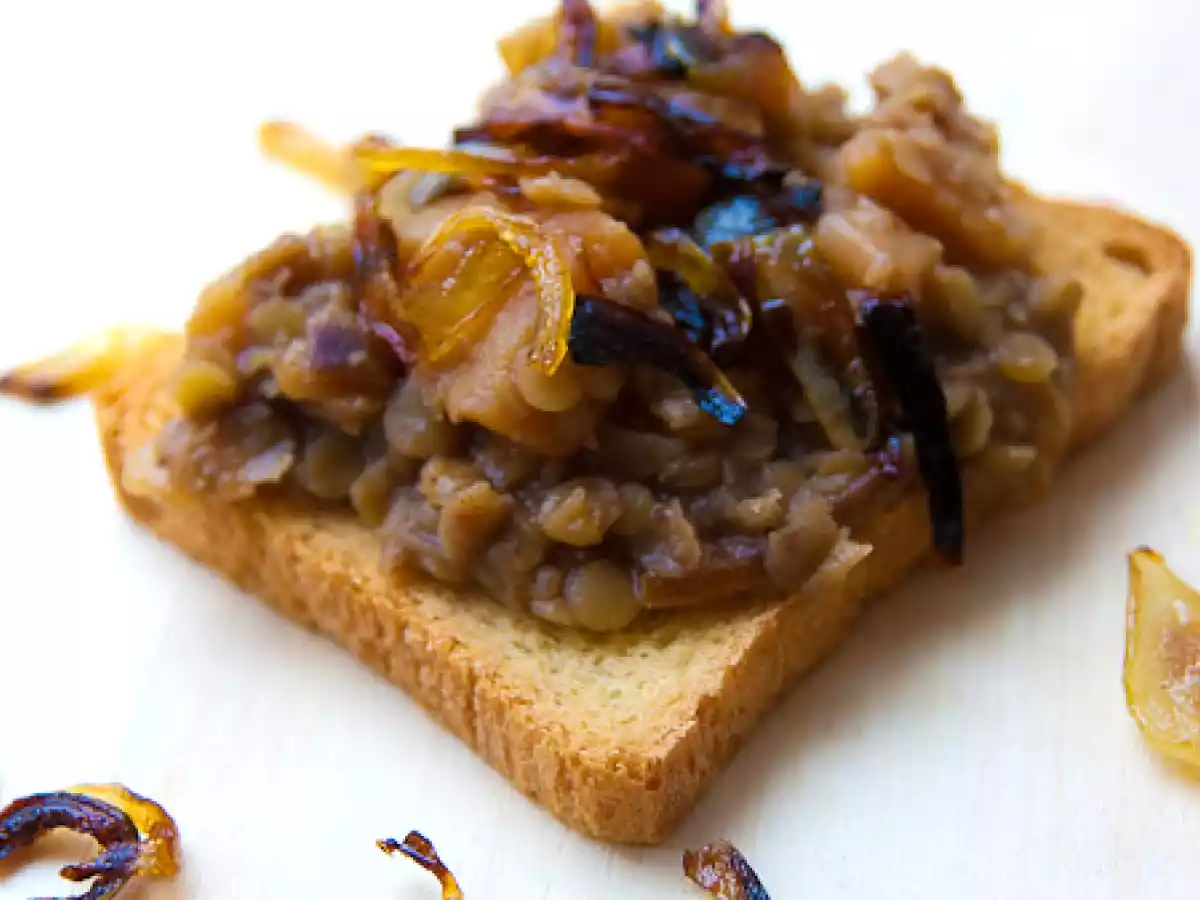 Rote Linsen mit Quittenkompott und karamelisierten Zwiebeln