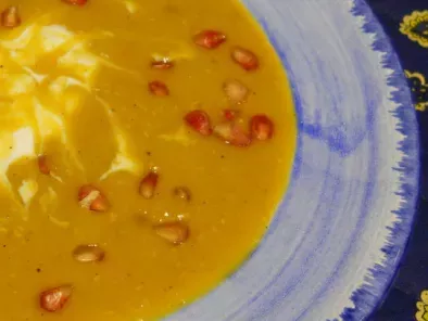Rote-Linsen-Suppe mit Granatapfelkernen