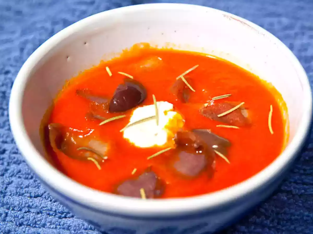 Rote Paprika Suppe mit Oliven und Joghurt
