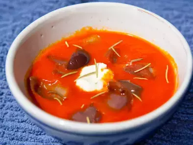 Rote Paprika Suppe mit Oliven und Joghurt