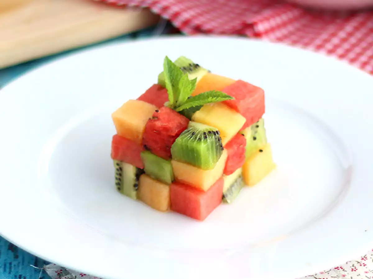 Rubik's Cube aus Früchten, der Design-Obstsalat