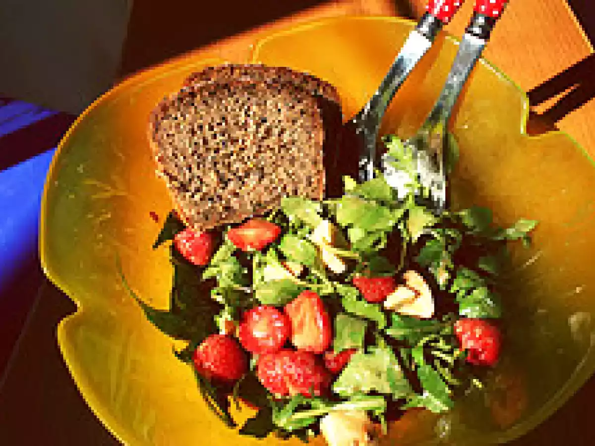 Rucola mit erdbeeren & mozzarella