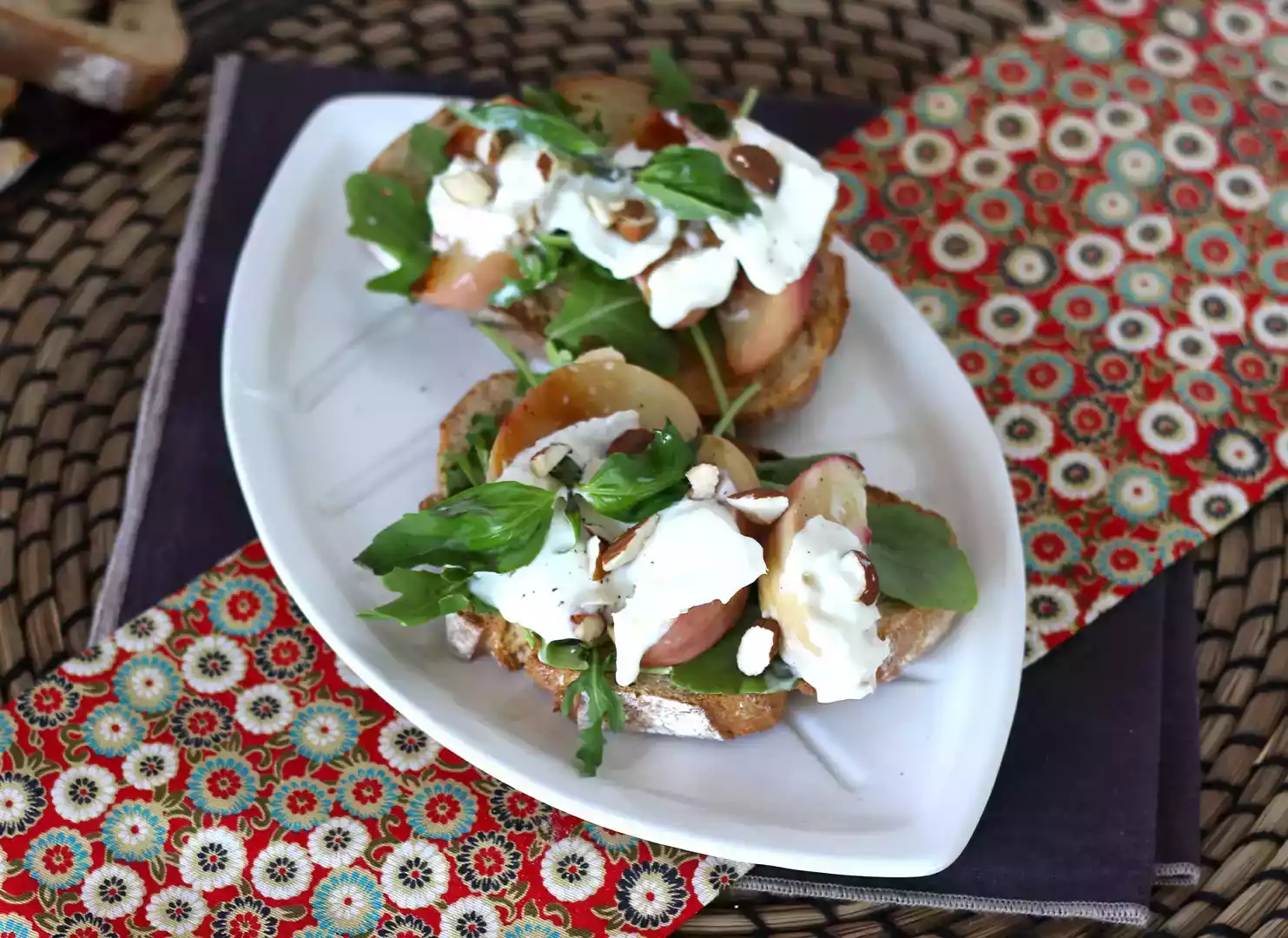 Chef. Select Rucola Rezept: rucola-schnitten mit pfirsich und burrata