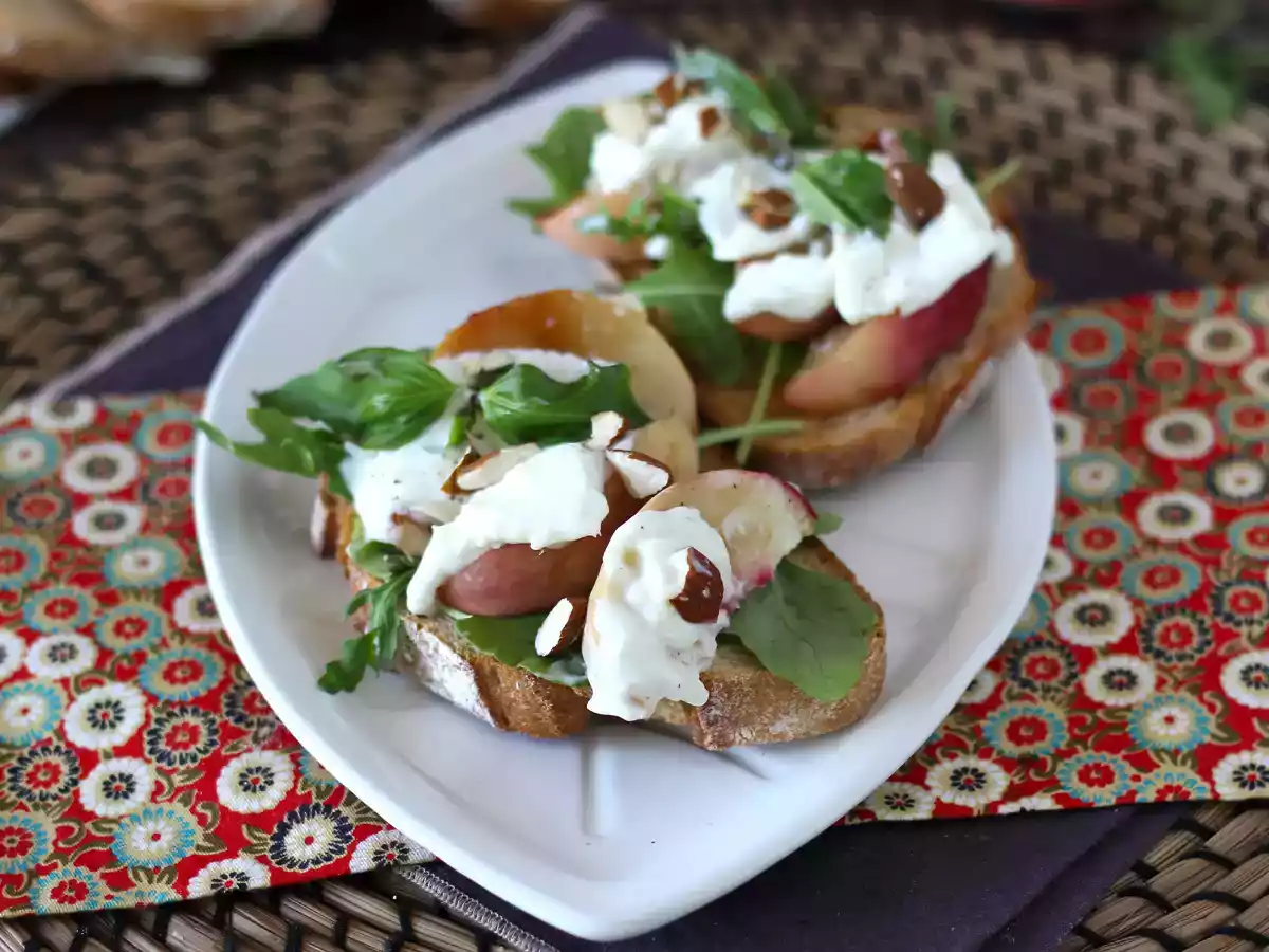 Rucola-Schnitten, gebratene Pfirsiche und Burrata: die superleckere süß-salzige Kombination! - foto 2