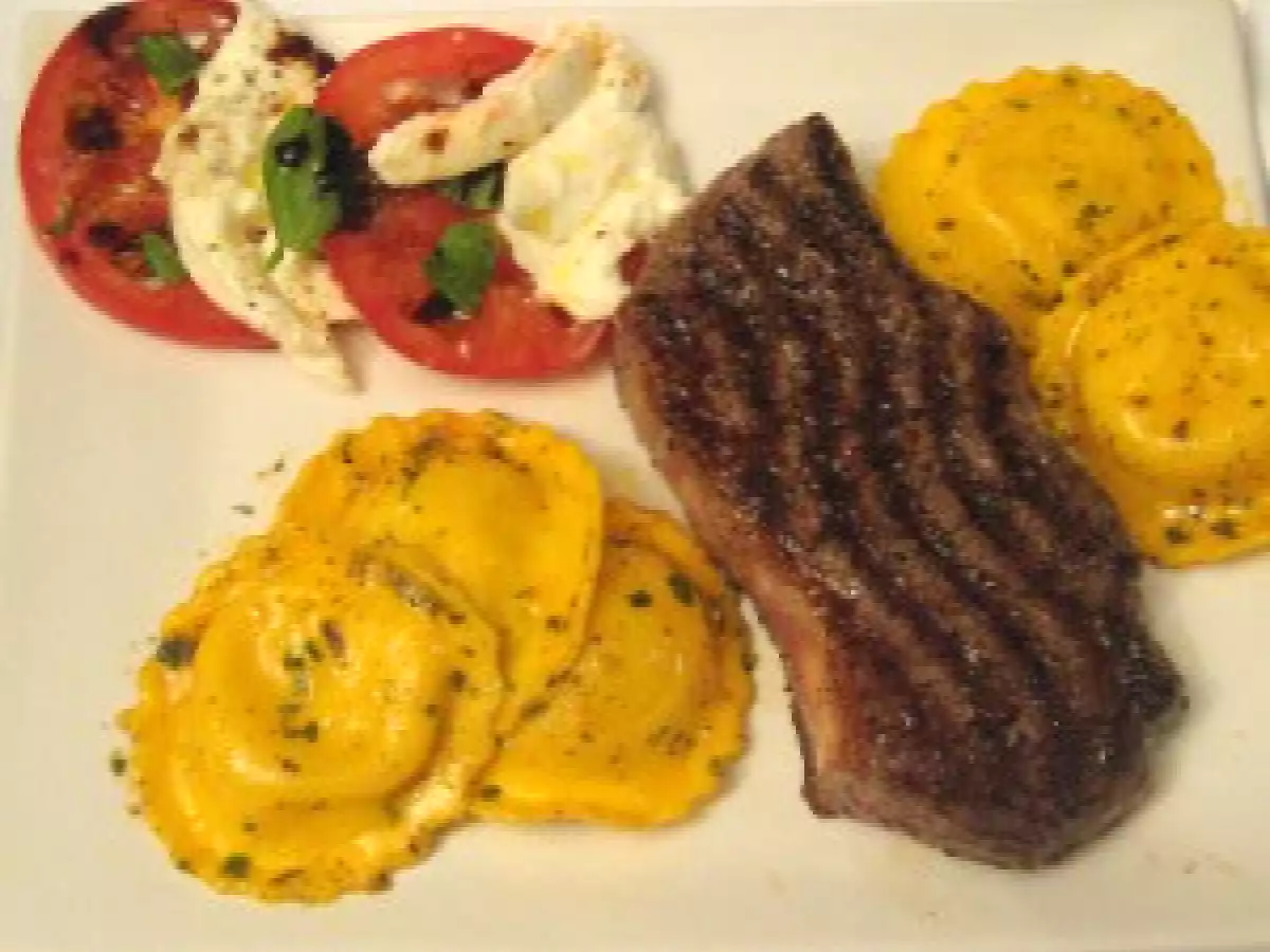 Rumpsteak mit Käseravioli geschwenkt in Cafe de Paris-Butter