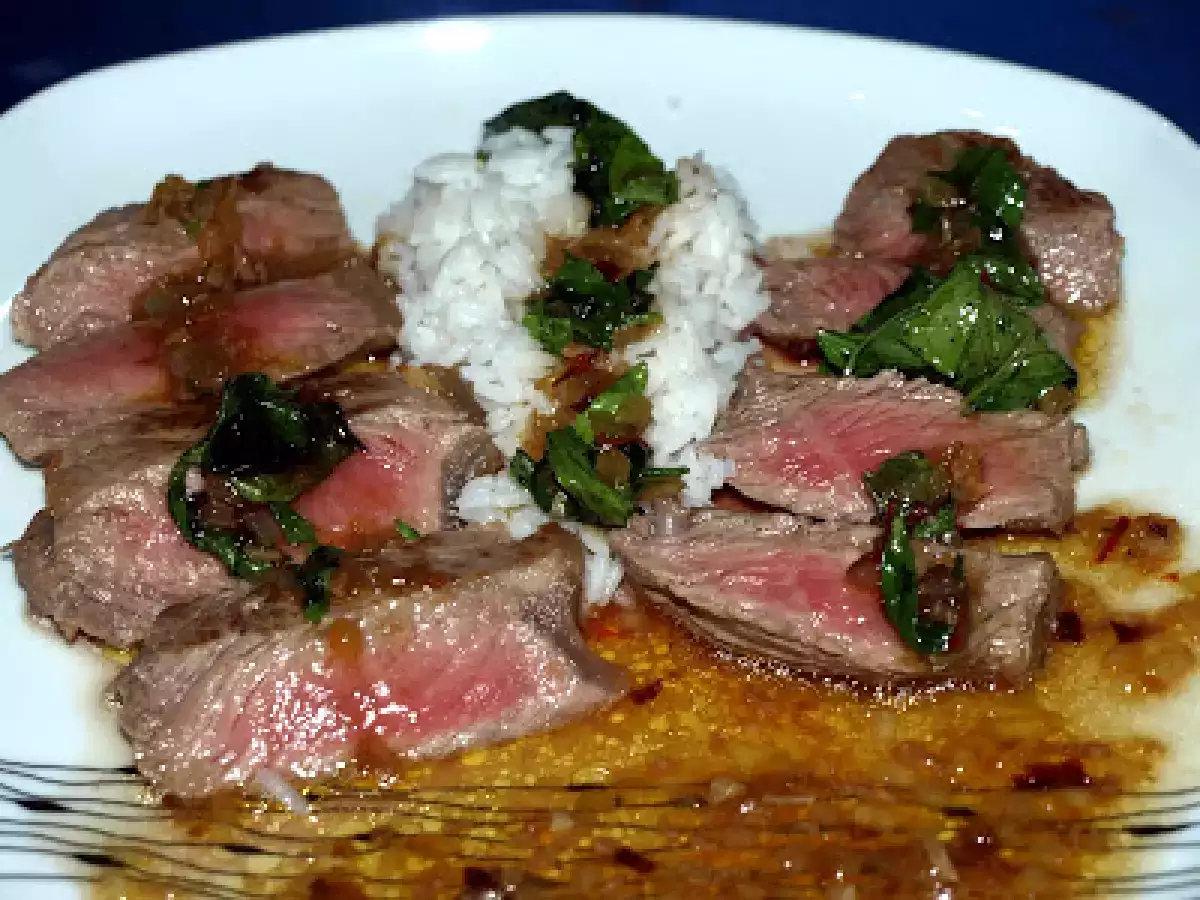 Rumpsteaks mit Thai-Basilikum (Nüa Pad Bai Horapha)