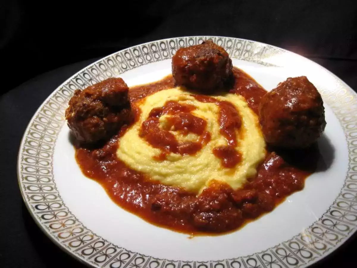 Runde Hackfleischdinger und gelbe Pampe