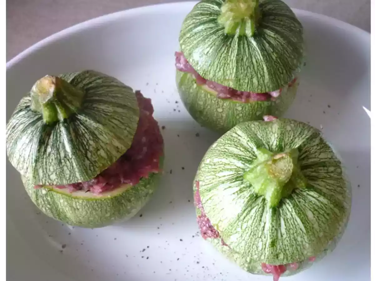 Runde Zucchini gefüllt mit würzigem Lammhack