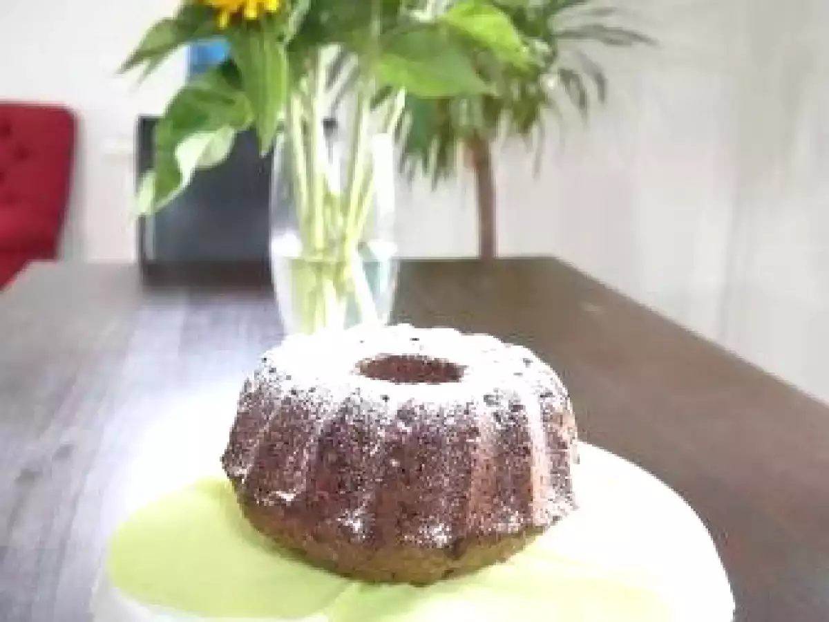 Runder Schoko-Gugelhupf mit Schuss und Rums