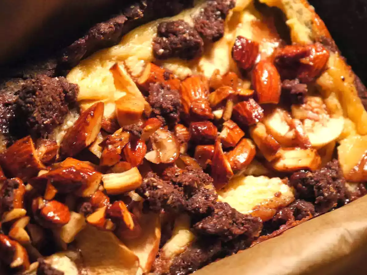 Russischer Bratapfel-Zupfkuchen mit gebrannten Mandeln (V)