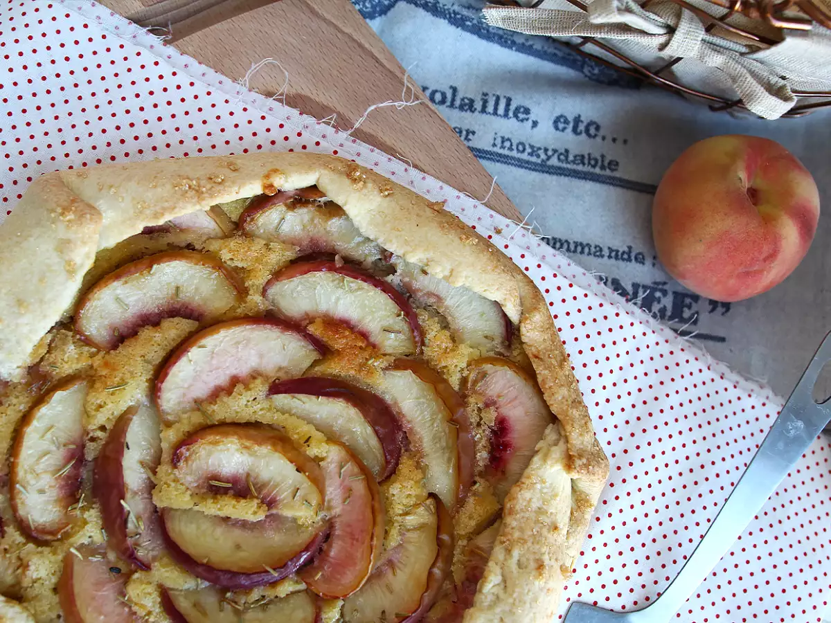 Rustikale Pfirsichtarte mit Rosmarin - foto 2