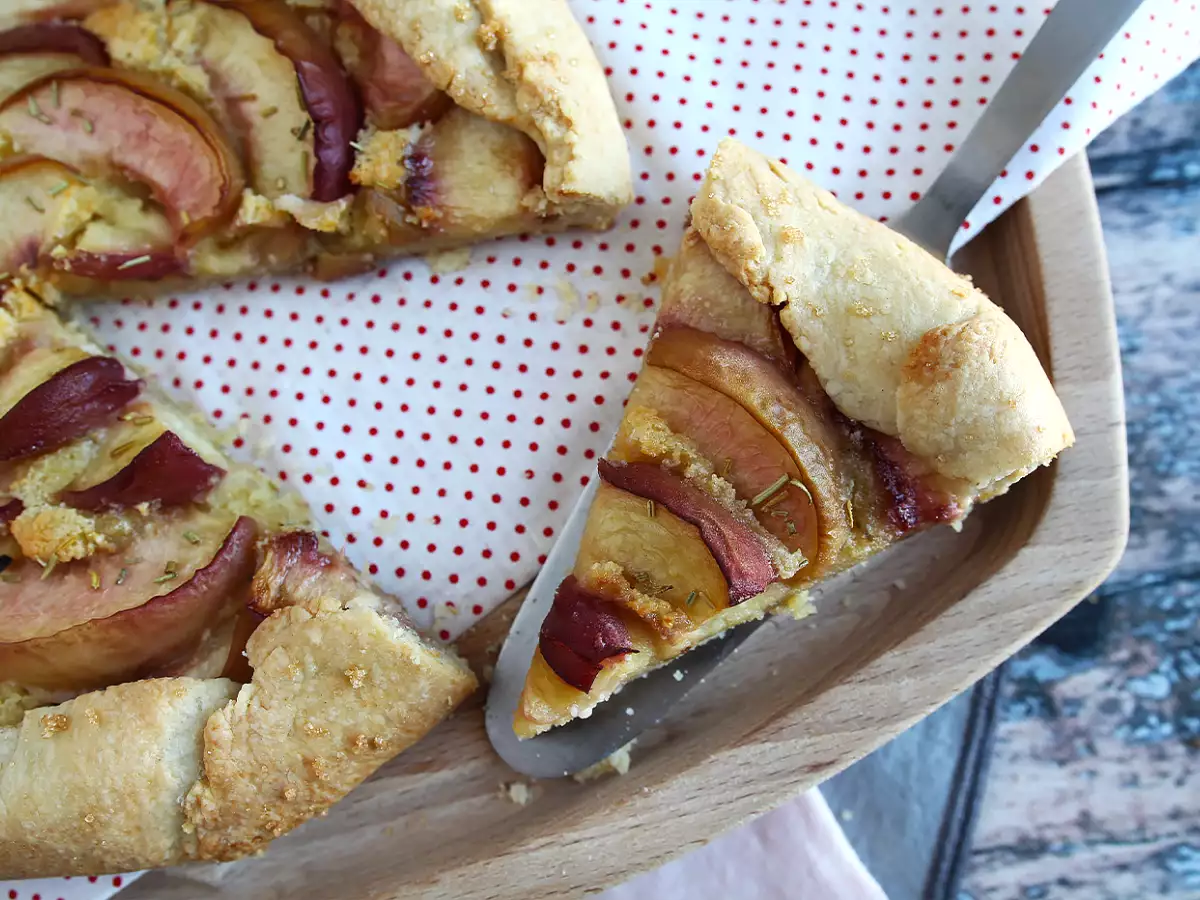 Rustikale Pfirsichtarte mit Rosmarin - foto 3