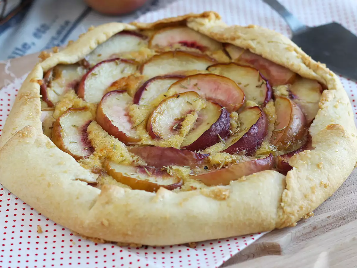 Rustikale Pfirsichtarte mit Rosmarin - foto 4