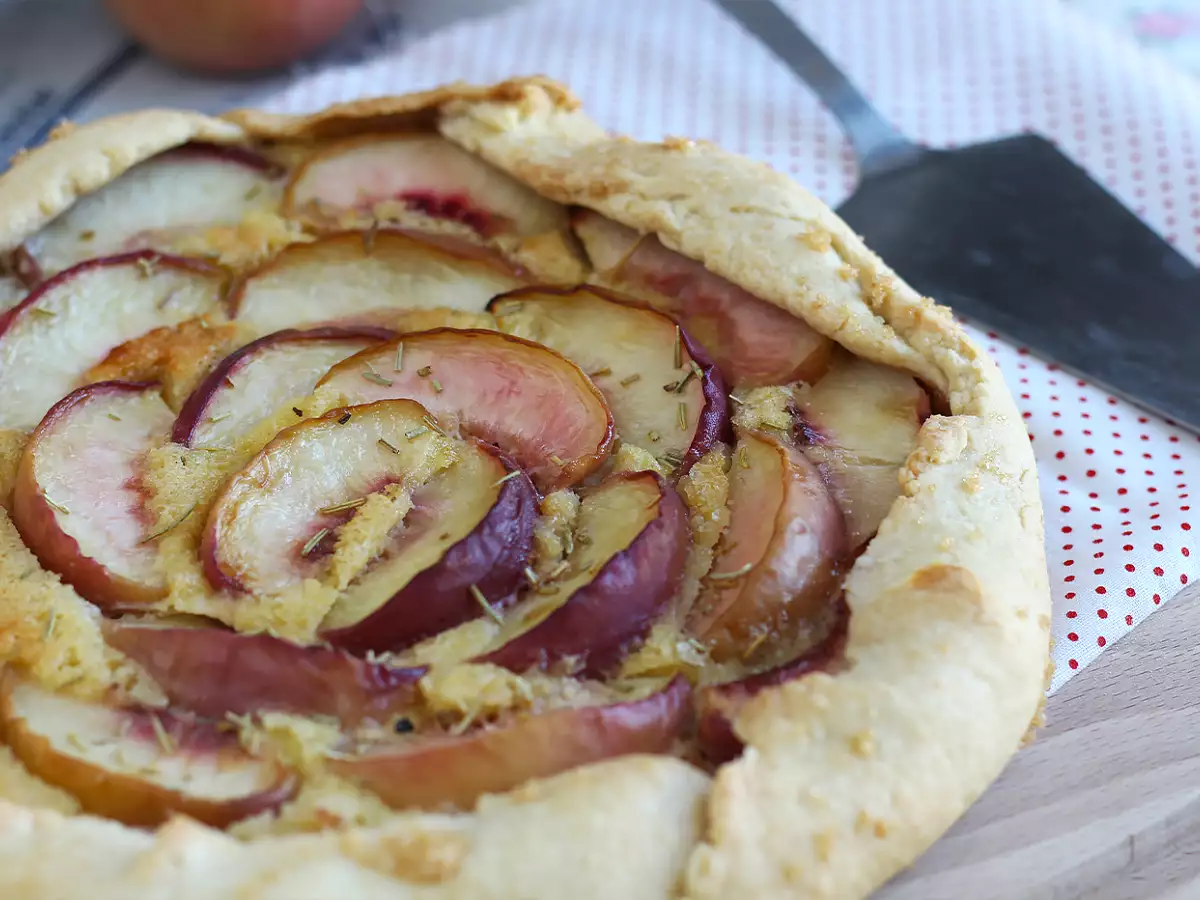Rustikale Pfirsichtarte mit Rosmarin - foto 5