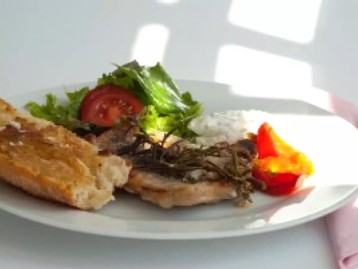 Rustikale Sommerkoteletts mit Knoblauchbrot