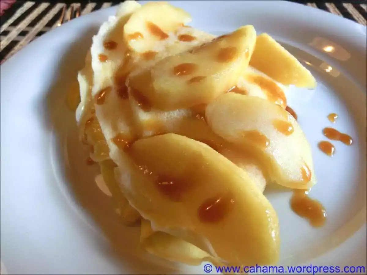 Sahne-Crêpes mit karamellisierten Äpfeln