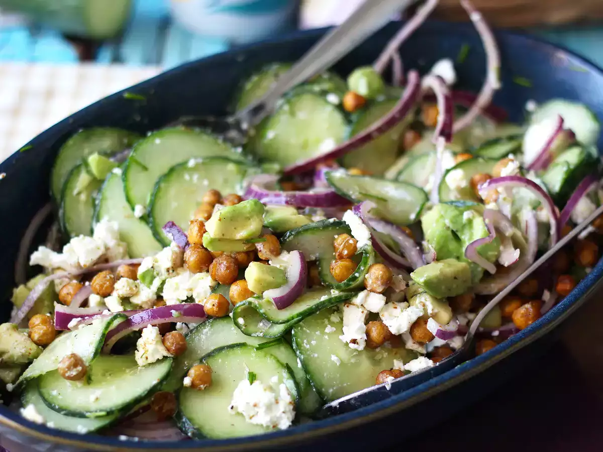 Salat aus Gurke, gerösteten Kichererbsen, Avocado und Feta - foto 2